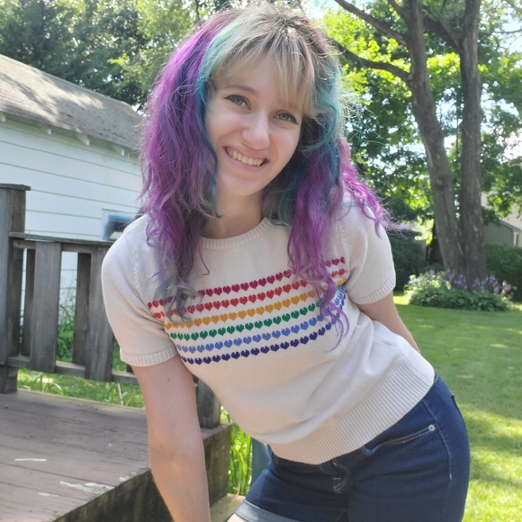 Meet your Posher, Hannah - Picture 1 of 2